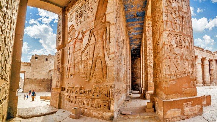 Temple de Medinat Habu sur la rive ouest de Louxor
