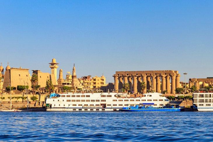 Bateaux de croisière sur le Nil accostés devant le Temple de Louxor