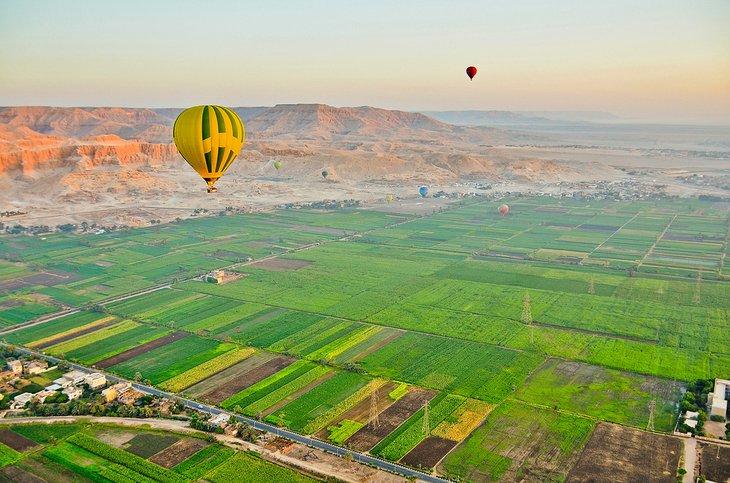 Ballon à air chaud au-dessus de la rive ouest de Louxor