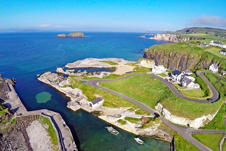 Vista aérea del puerto de Ballintoy