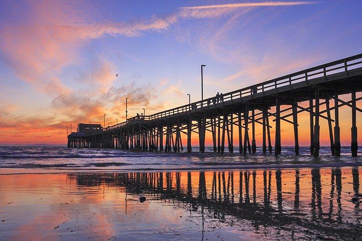 Newport Beach Pier bei Sonnenuntergang
