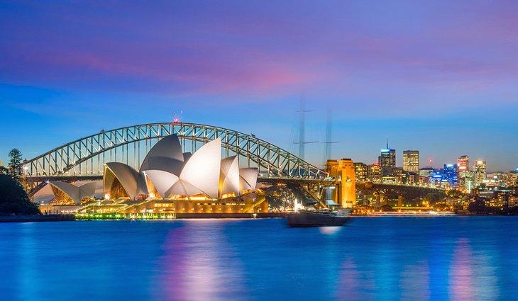 Sydney Opera House und Sydney Harbour Bridge bei Dämmerung