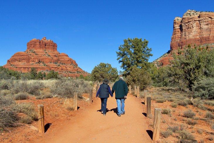 Pareja en un sendero en Bell Rock y Courthouse Butte, Sedona