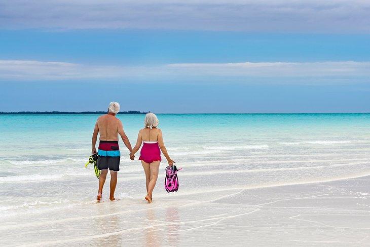 Pareja con equipo de esnórquel en una playa del Caribe
