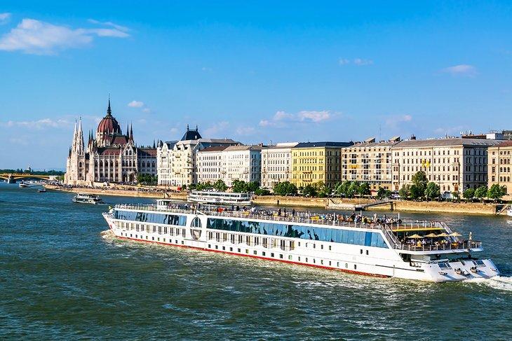 Barco de crucero fluvial en el Danubio en Budapest