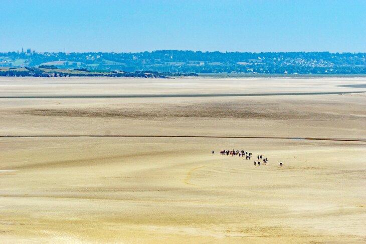 Peregrinación a Mont Saint-Michel a través de los llanos de marea