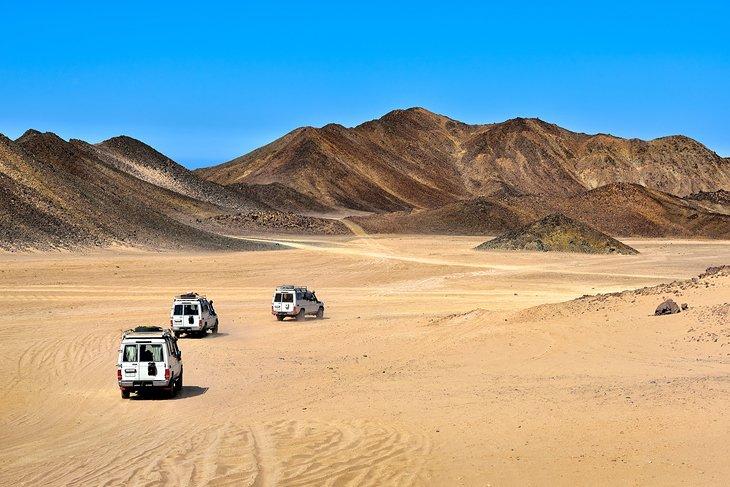 Expedición en vehículo todoterreno en el desierto