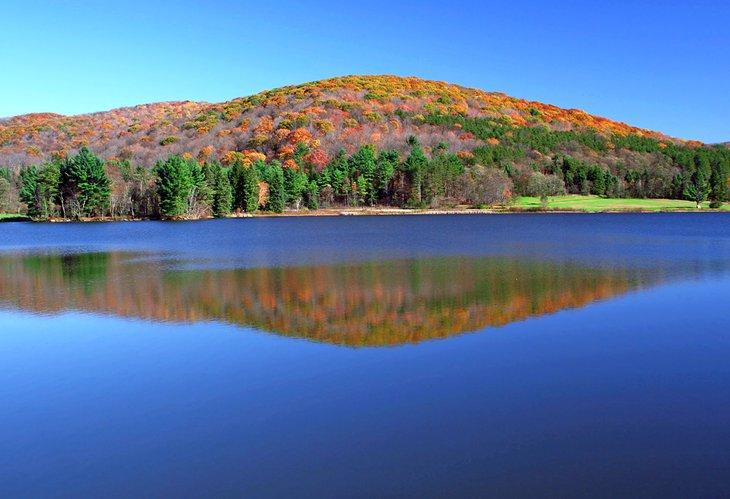 Un lac miroir au Parc d'État d'Allegany