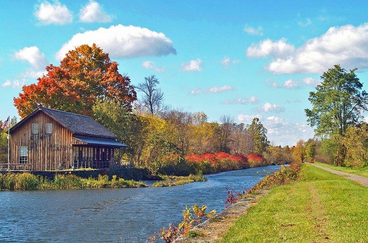 Herbstfarben entlang des Erie Canal in Schenectady