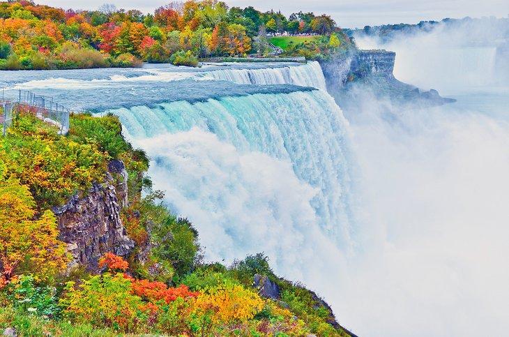Herbstfarben auf der amerikanischen Seite der Niagarafälle