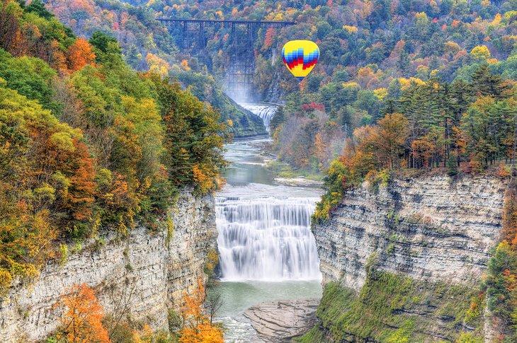 Montgolfière au-dessus des Chutes Médianes au Parc d'État de Letchworth