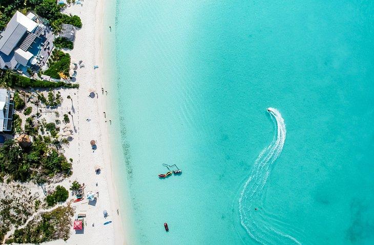 Eine Luftaufnahme von Sapodilla Bay