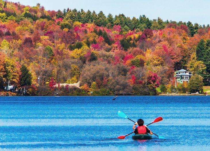 Kayakistas en el Lago Elmore en otoño