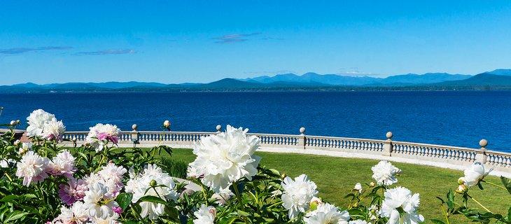Vista del Lago Champlain y las Montañas Adirondack