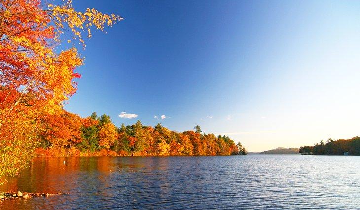 Colores de otoño a lo largo del Lago Dunmore