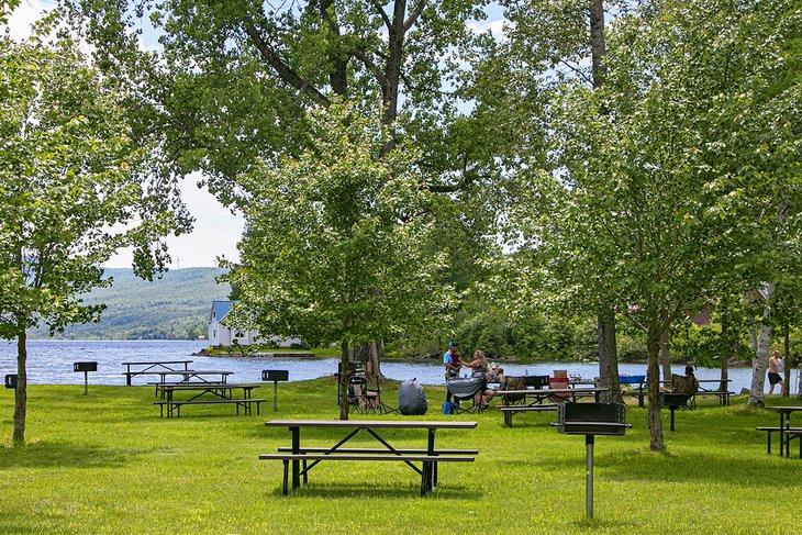 Mesas de picnic en el Lago Crystal