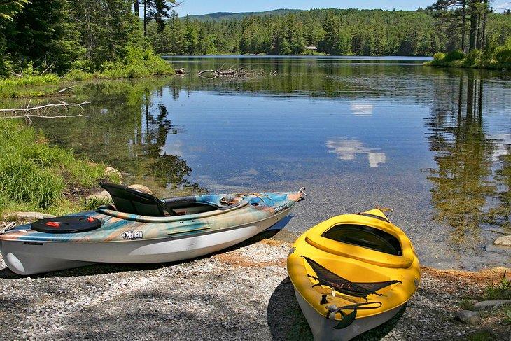 Kayaks en la orilla del Lago Lowell