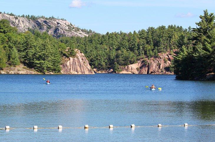 Kayakistes sur le lac George