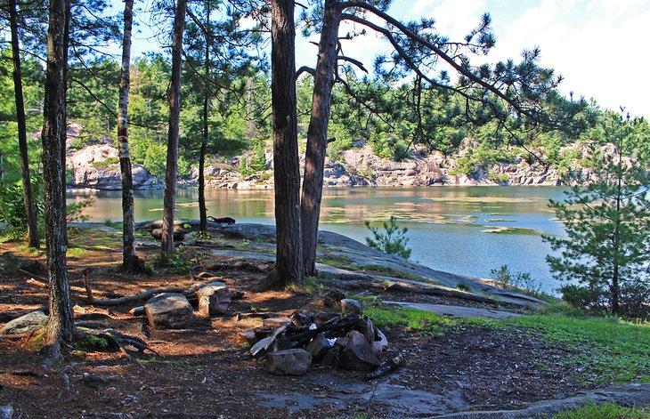Emplacement de camping en arrière-pays dans le parc provincial de Killarney