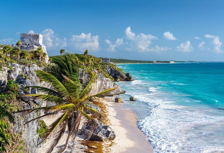 Ruinas de Tulum con vistas al mar Caribe en la Riviera Maya