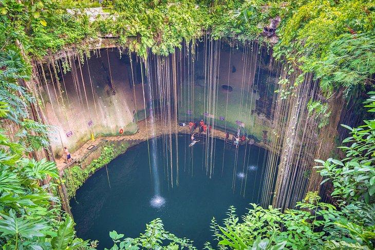Cenote Ik-Kil cerca de Chichén Itzá