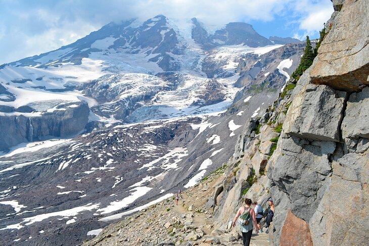 Wanderer auf dem Skyline Hiking Trail in Paradise