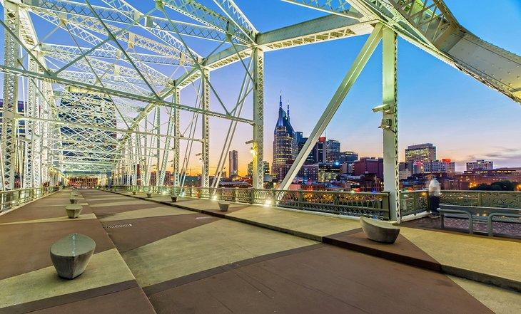 Puente peatonal John Seigenthaler al atardecer