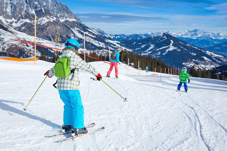 Una familia disfrutando de las pistas en Austria