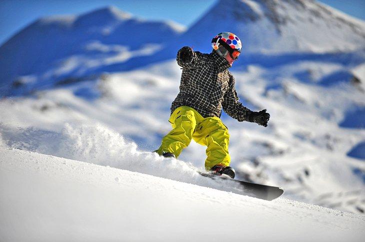 Snowboarder en nieve fresca en Austria