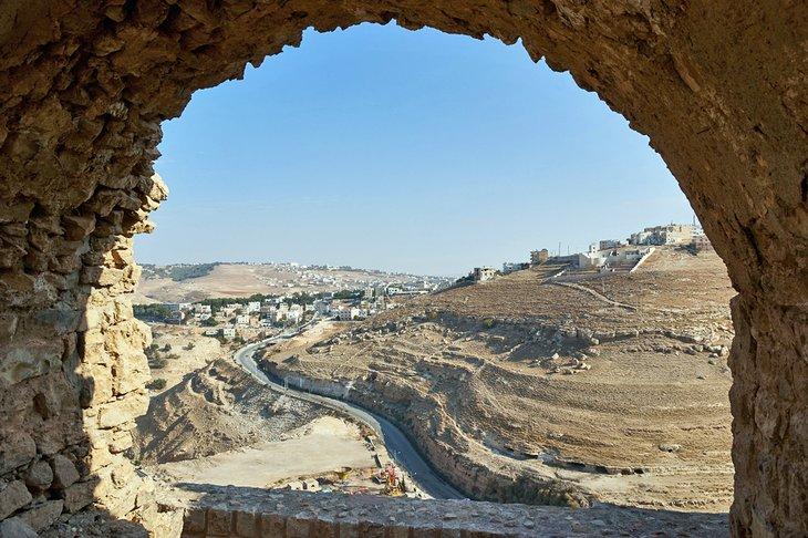 Blick auf die Stadt Kerak und die Königsstraße von der Kerak-Burg