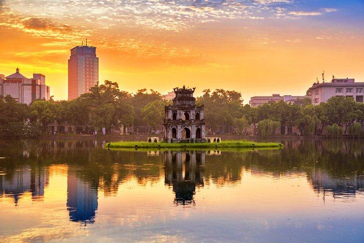 Lac Hoan Kiem (Lac de l'Épée Restituée) et la Tour de la Tortue à Hanoi