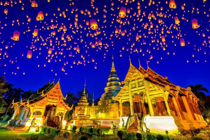 Lanternes flottantes durant le Festival Yi Peng au temple Wat Phra Singh, Chiang Mai