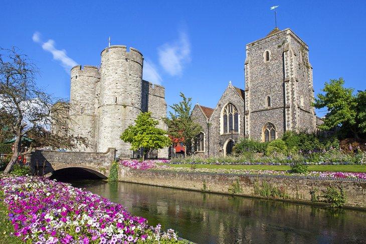Vista del río Stour de Westgate y el Guildhall en Canterbury