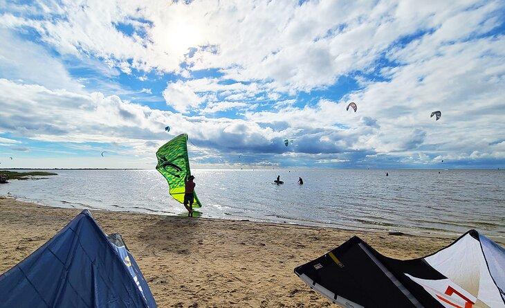 Un kitesurfista despegando en el área de uso diurno de Salvo