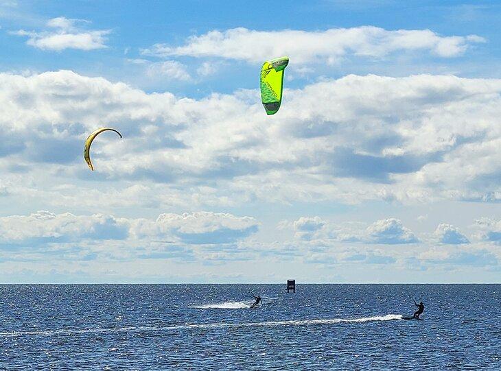 Kitesurfistas en Pamlico Sound en los Outer Banks