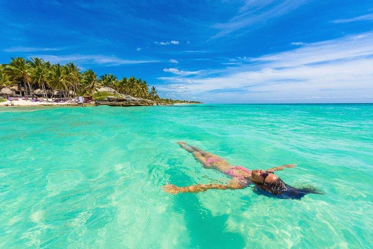 Flottant dans les eaux vert jade près de Tulum