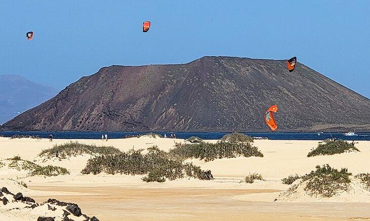 Kiteboarders frente a Isla de Lobos en Fuerteventura
