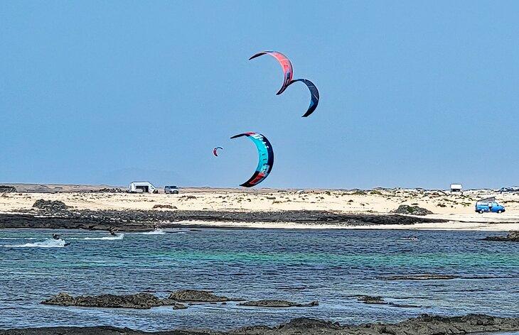 Kiteboarding cerca de Faro de Tostón en Fuerteventura