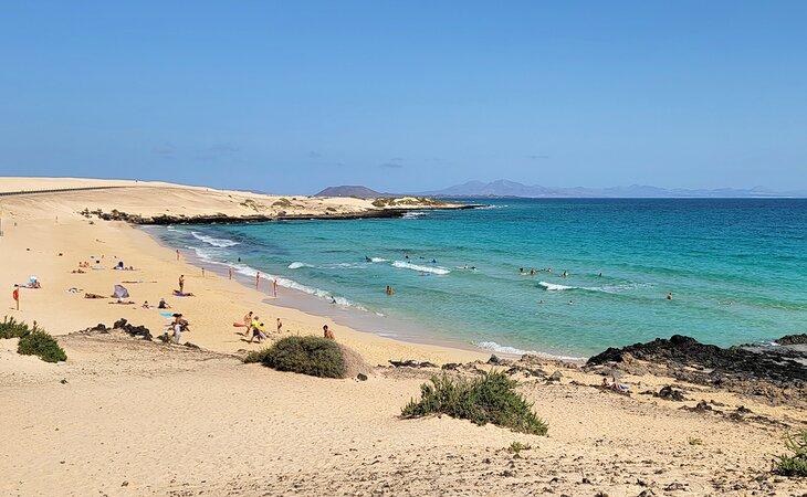 Una playa al borde de la carretera en el Parque Natural Corralejo