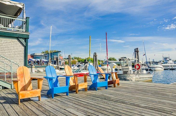 Sillas coloridas en el muelle de Burlington, Vermont