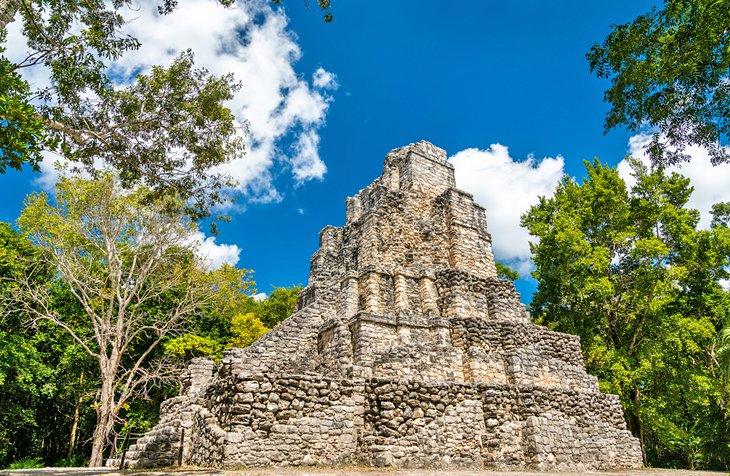 Pirámide maya antigua en Chunyaxché