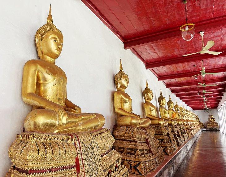 Budas en Wat Mahathat en Bangkok