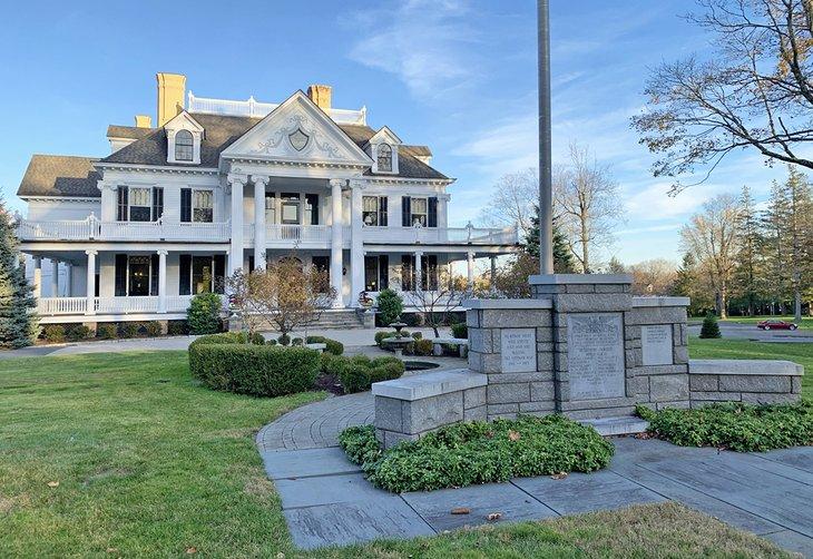 Das schöne Lounsbury House, ein National Historic Site, ist ein beliebter Ort für Hochzeiten