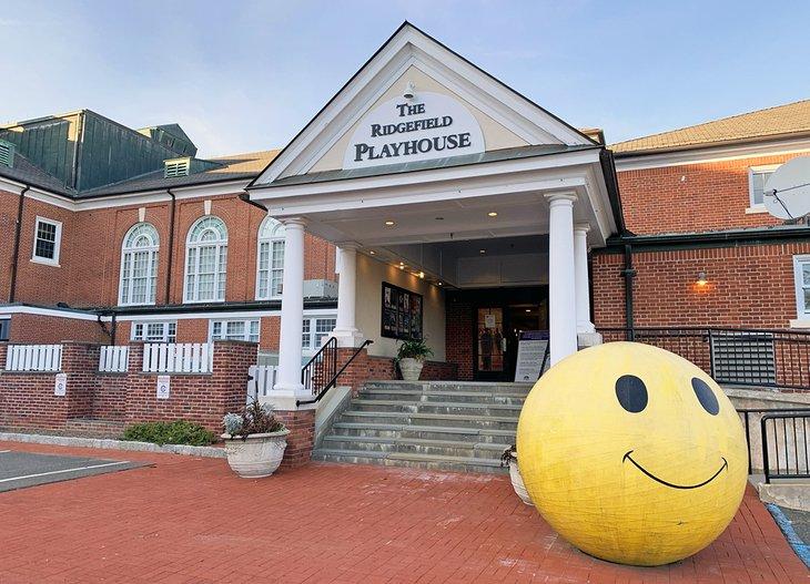 Ein riesiger lächelnder Ball wurde zum Eingang des Ridgefield Playhouse im Rahmen des Smiley Face Projects platziert