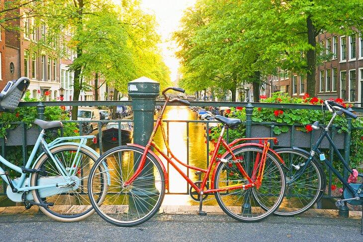 Des vélos le long d'un canal à Amsterdam, Pays-Bas