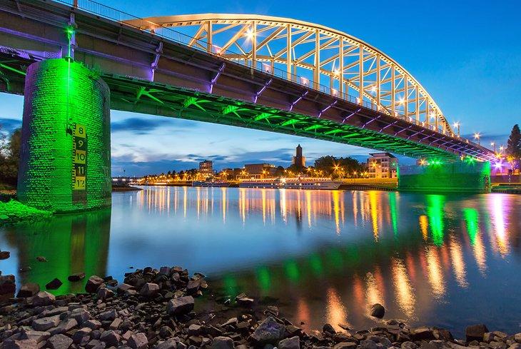 Pont au crépuscule à Arnhem