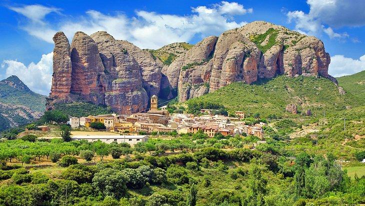 Pueblo bajo los montes de Aguero en la provincia de Huesca