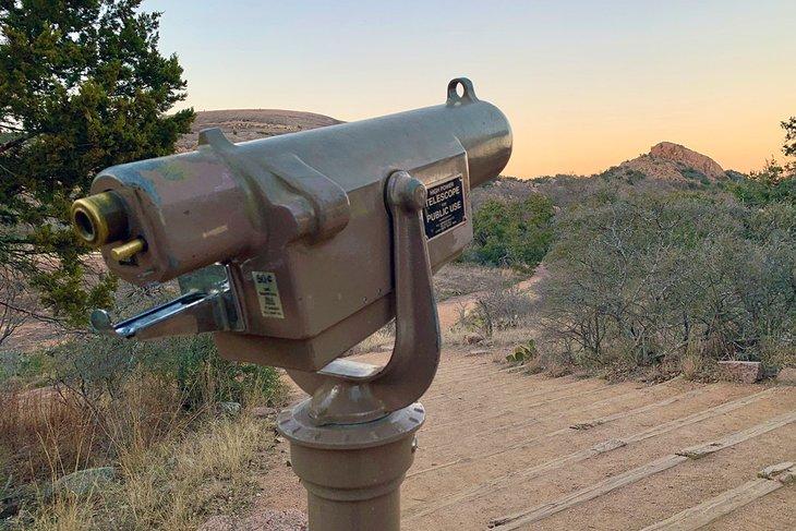 Telescopio en el Área Natural Estatal de Enchanted Rock