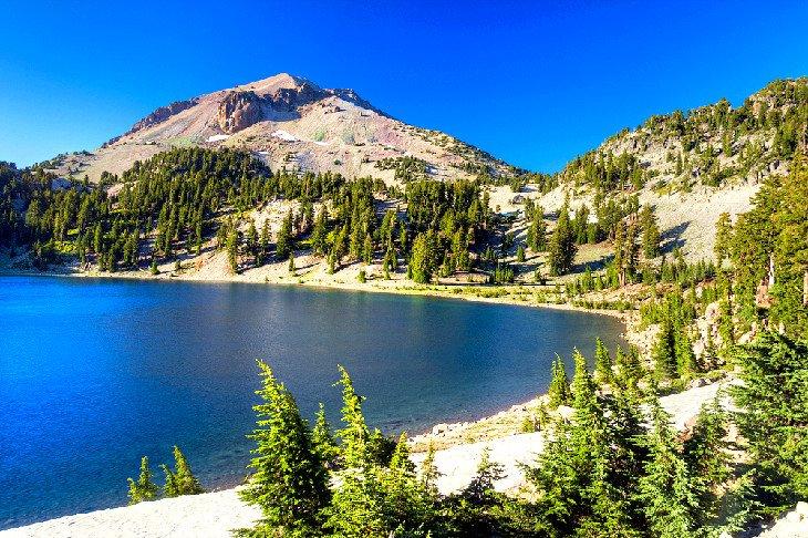 Monte Lassen sobre el Lago Helen