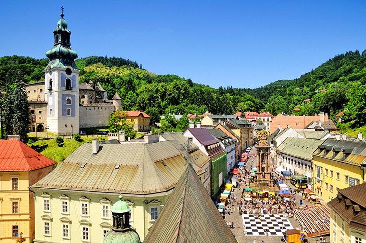 Vue de Banská Štiavnica et de la place de la vieille ville